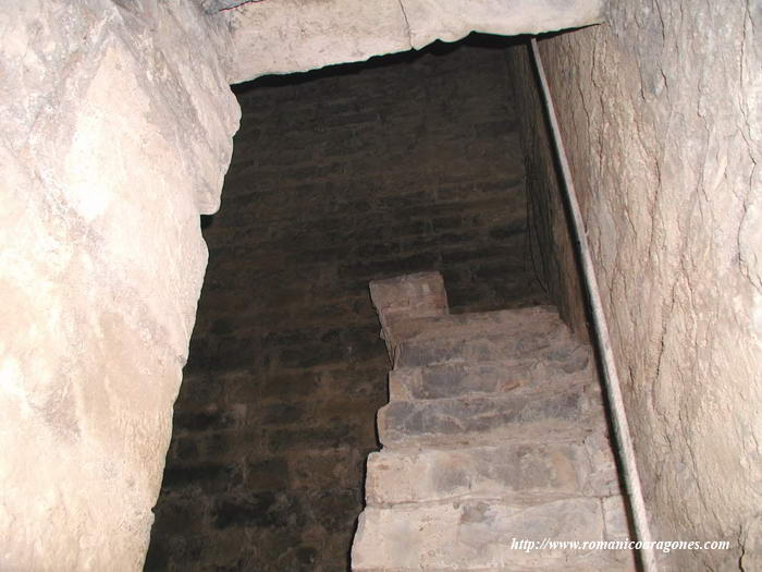 ESCALERA QUE ACABA EN DONDE HUBO SUELO DE MADERAMEN, EN LA TORRE